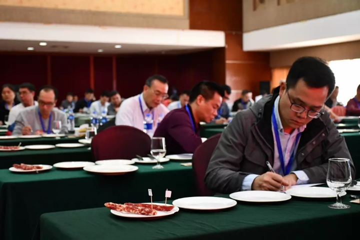 广式腊味鉴评竞赛闭幕！荣业腊味第四代传承人叶浩波荣获省级称号